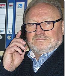 Portrait Foto Herr Litzenberg beim telefonieren